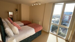 2 habitaciones, tabla de planchar con plancha, wifi y ropa de cama 