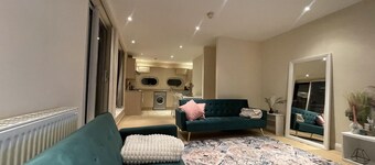 Free parking near city centre & stadium sleeps 6-8