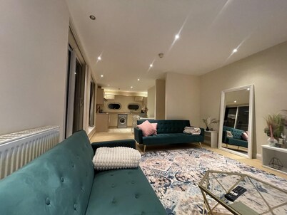 Free parking near city centre & stadium sleeps 6-8