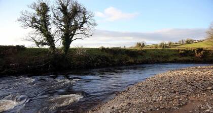 3 Bed Farmhouse - Sleeps 6 - Wifi - Parking