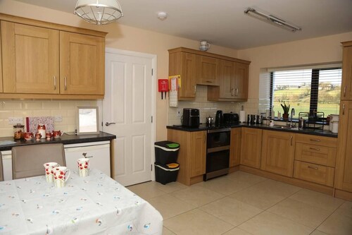 3 Bed Farmhouse - Sleeps 6 - Wifi - Parking