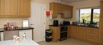 3 Bed Farmhouse - Sleeps 6 - Wifi - Parking