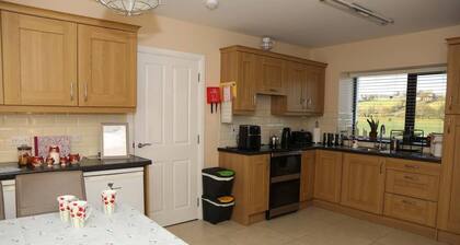 3 Bed Farmhouse - Sleeps 6 - Wifi - Parking