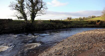 3 Bed Farmhouse - Sleeps 6 - Wifi - free Parking