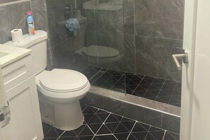 Dusj, håndklær og sjampo