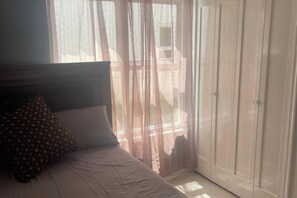 3 habitaciones, tabla de planchar con plancha, wifi y ropa de cama 