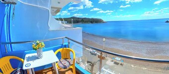 Blue House Beach Apartment - Sleeps 4 & Balcony