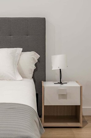 Tabla de planchar con plancha, Internet, ropa de cama