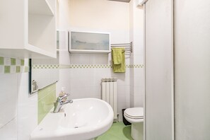 تجهيزات دش، مراحيض شطف، مناشف