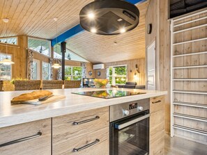 Een koelkast, een microgolfoven, een vaatwasser