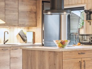 Een koelkast, een microgolfoven, een vaatwasser