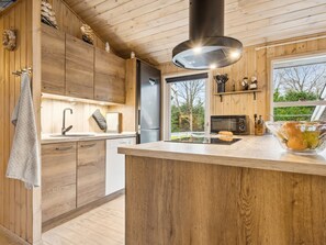 Kylskåp, mikrovågsugn, diskmaskin och grytor/köksredskap