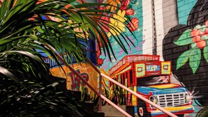 A colorful mural with a bus and a large fruit design on a wall. - Soothing 4-bedroom house with WiFi in Medellín (Medellín)