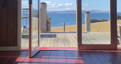 Fabulous funky shed; superb views, library, fab art, private beach, outside bath