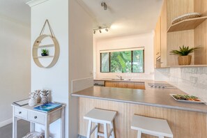 Fridge, microwave, oven, stovetop - Unit 4 @ Tropical Reef Apartments (Port Douglas)