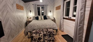 1 bedroom, in-room safe, iron/ironing board, free WiFi - Cozy Country Escape: Pet-Friendly Cabin with Ski & Snowshoe Trails (Rocky Mountain House)