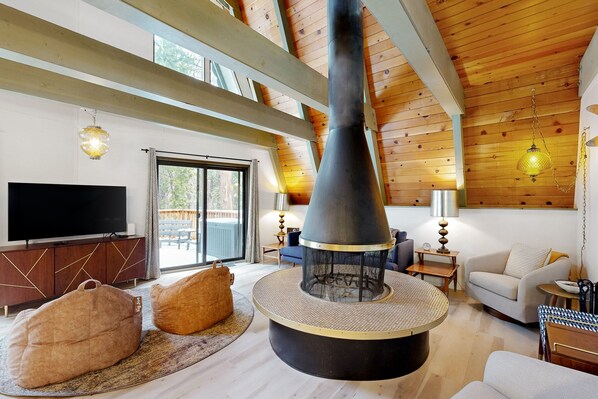 Télévision, cheminée, baby-foot, table de tennis de table