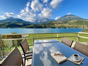 Outdoor dining - La Terrasse au Bord du Lac, vue Panoramique 180 °, Appt 2 ch (Savines-le-Lac)