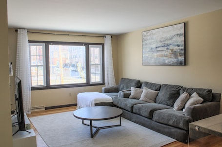 Smart TV. 2 BR 1 Ba apartment, 2 min walk to Albany Med, w/ off street parking & Washer/D