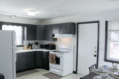 2 BR 1 Ba apartment, 2 min walk to Albany Med, w/ off street parking & Washer/D