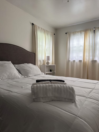 2 BR 1 Ba apartment, 2 min walk to Albany Med, w/ off street parking & Washer/D