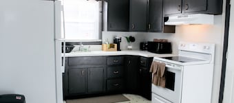 2 BR 1 Ba apartment, 2 min walk to Albany Med, w/ off street parking & Washer/D