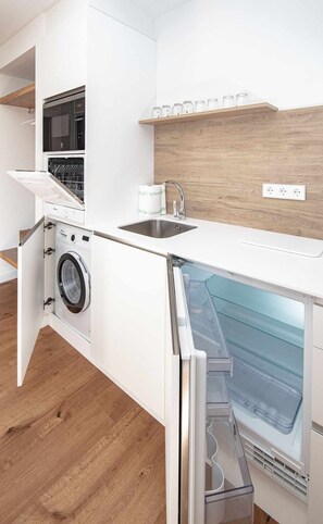 Réfrigérateur, micro-ondes, plaque de cuisson, lave-vaisselle