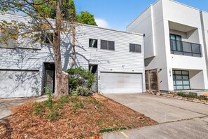 Exterior - Modern Montrose Retreat – Pool, Coffee Bar, Pet‑Friendly, Fast WiFi, Near Museums & Diningli (Houston)