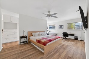 3 bedrooms, desk, iron/ironing board, free WiFi - Modern Montrose Retreat – Pool, Coffee Bar, Pet‑Friendly, Fast WiFi, Near Museums & Diningli (Houston)