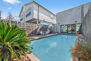 Pool - Modern Montrose Retreat – Pool, Coffee Bar, Pet‑Friendly, Fast WiFi, Near Museums & Diningli (Houston)