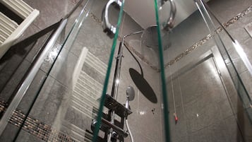 Doccia, asciugacapelli, bidet, asciugamani