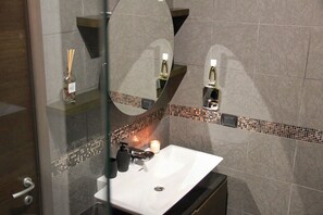 Een douche, een haardroger, een bidet, handdoeken