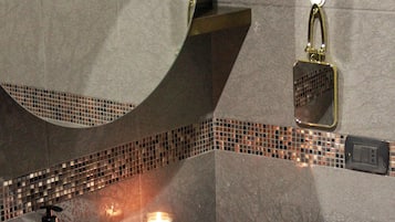 Shower, hair dryer, bidet, towels