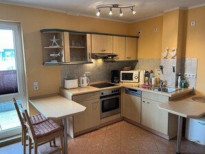 Een koelkast, een magnetron, een oven, een vaatwasser