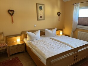 1 slaapkamer, een strijkplank/strijkijzer, wifi