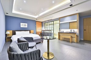 Cafe Room (Mixed-Gender Occupancy Not Allowed for 3 Guests) | Chambres insonorisées, Wi-Fi gratuit, draps fournis