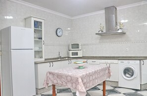 Geladeira, micro-ondas, fogão, cafeteira/chaleira