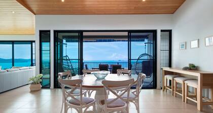 Holiday on The Horizon, Airlie Beach Holiday Home with Jacuzzi