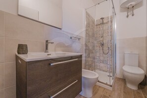 Douche, sèche-cheveux