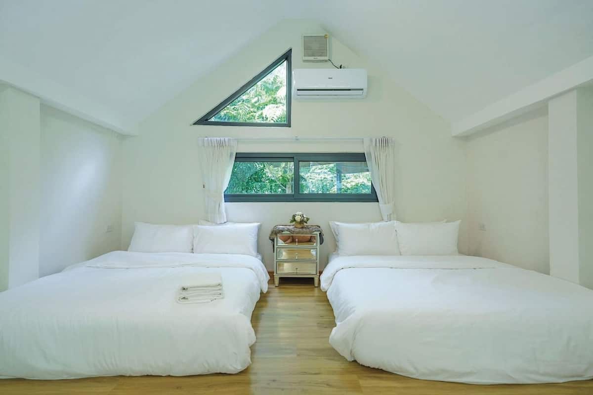 1 bedroom, hypo-allergenic bedding, free minibar, desk