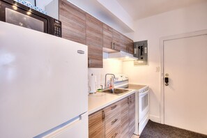 Geladeira, micro-ondas, cooktop, cafeteira/chaleira