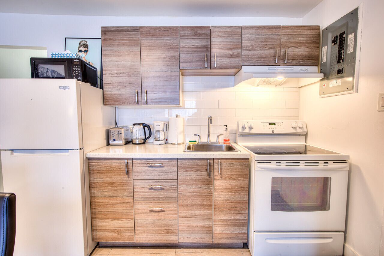 Fridge, microwave, stovetop, coffee/tea maker