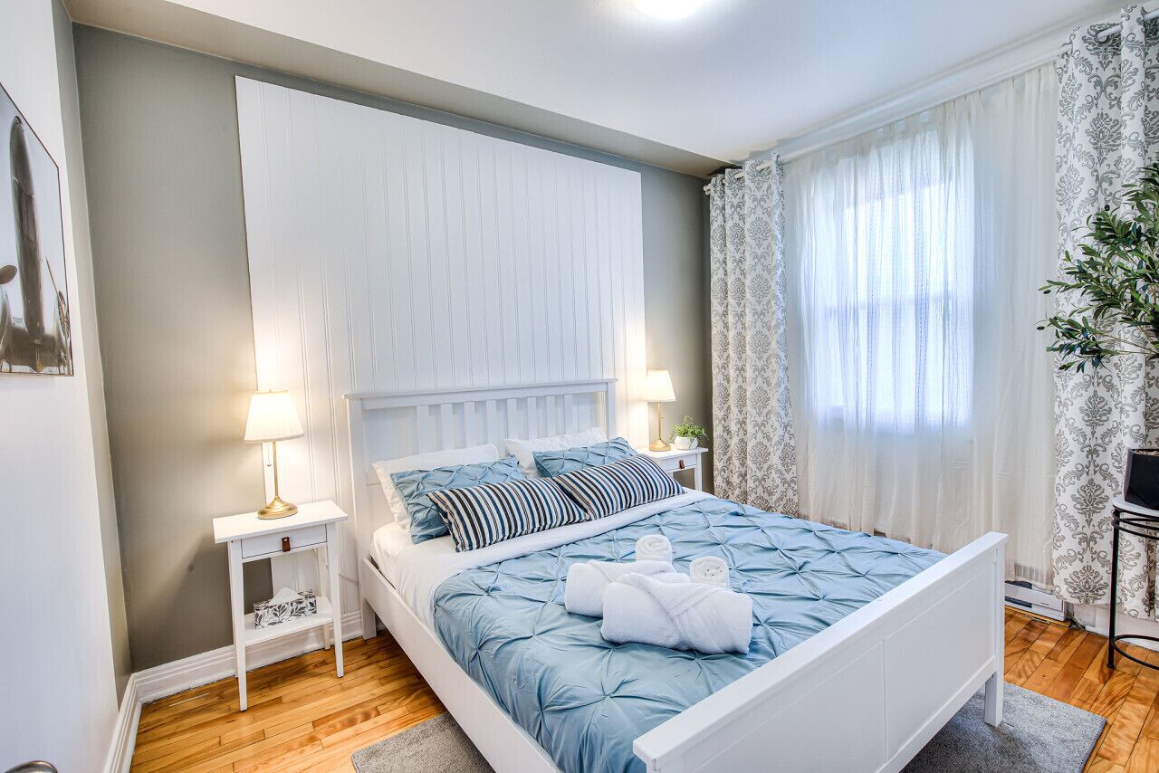 Desk, iron/ironing board, WiFi, bed sheets