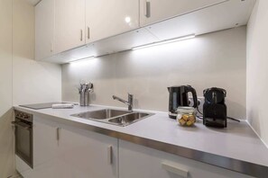 Frigorifero, microonde, forno, piano cottura