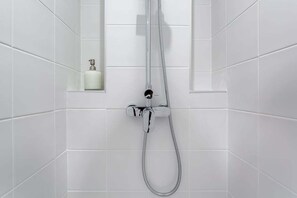 Douche, sĂšche-cheveux, serviettes fournies