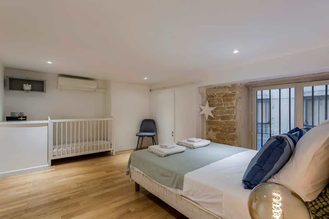 4 bedrooms, iron/ironing board, WiFi, bed sheets