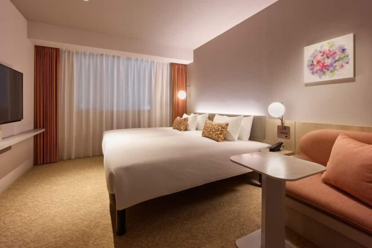 Edredón, caja de seguridad en la habitación y cortinas blackout