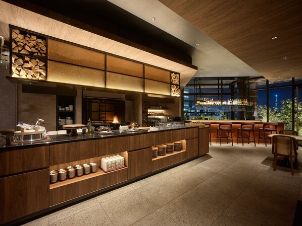 早餐,供應午餐和晚餐