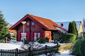 Exterior - Holiday Home 'Emslandstube' with Lake View, Private Terrace and Private Garden (Walchum)