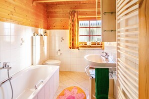Shower, towels - Holiday Home 'Emslandstube' with Lake View, Private Terrace and Private Garden (Walchum)